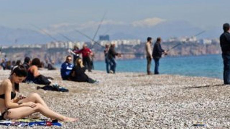 Antalya'da kar manzaralı plaj keyfi