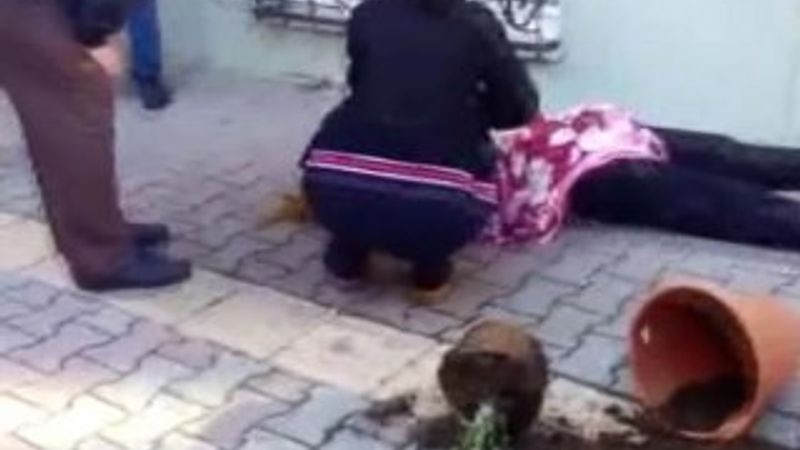 Karısını öldürmek isteyen adama saksı fırlattılar