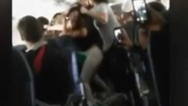 Kadın yolcular uçakta kavga etti