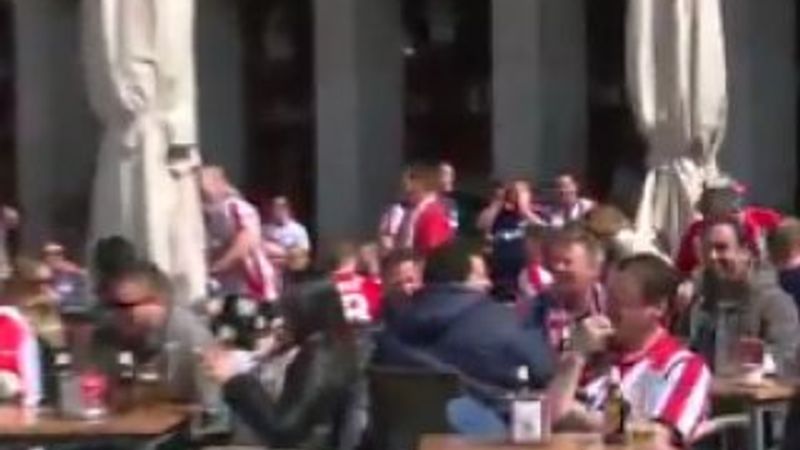 Hollandalı taraftarlar mültecilerle dalga geçti