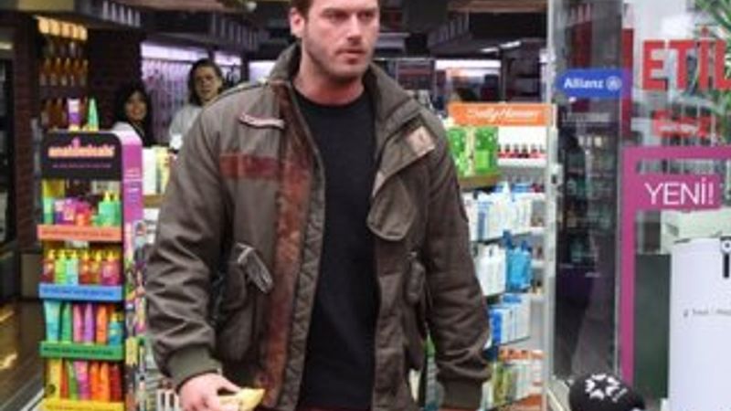 Annesiyle ilgili soru Kıvanç Tatlıtuğ'u kızdırdı