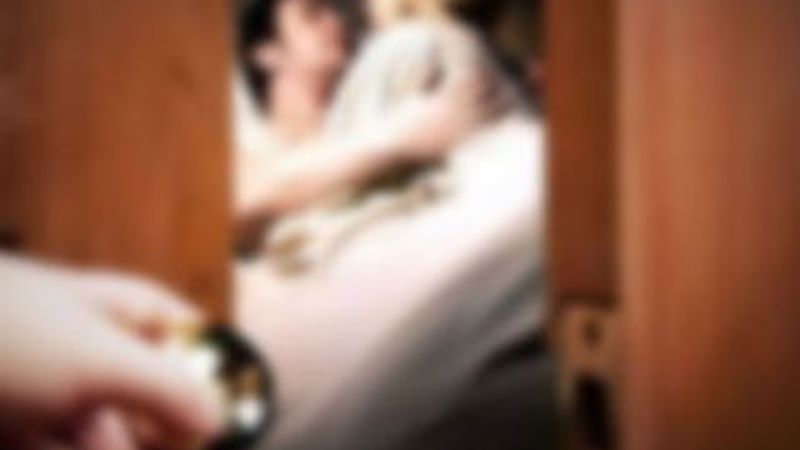 Kocası salonda uyurken sevgilisini yatak odasına aldı