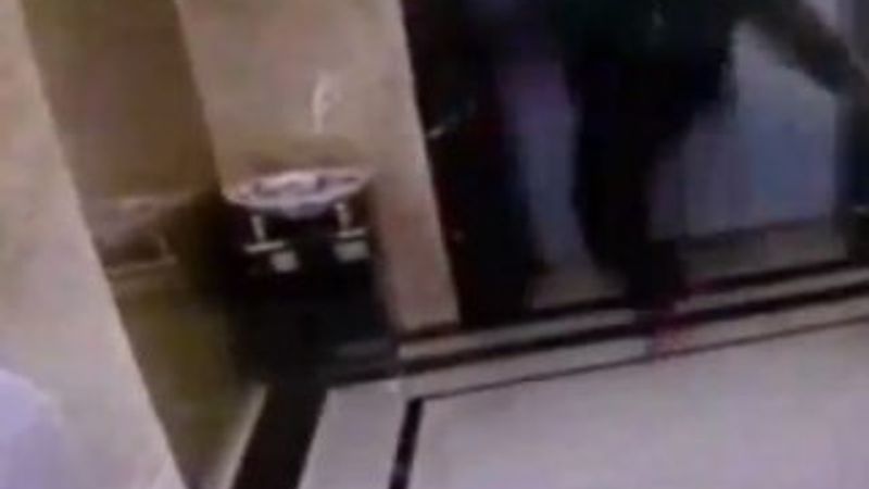 Kapısını kırdığı asansörün boşluğuna düştü İZLE
