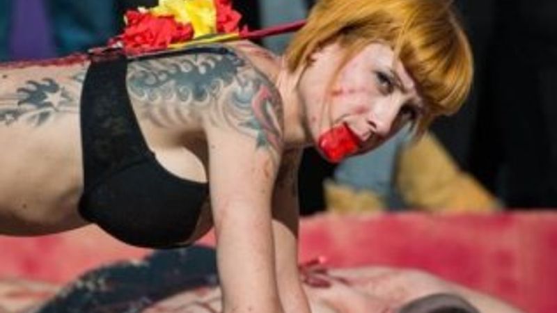 Madrid'de yarı çıplak boğa güreşleri kaldırılsın eylemi