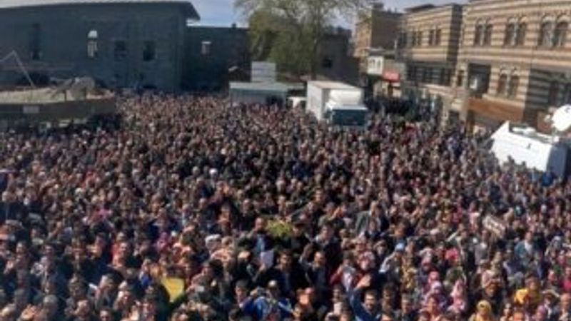 Davutoğlu'nun Sur'daki konuşmasına yoğun ilgi