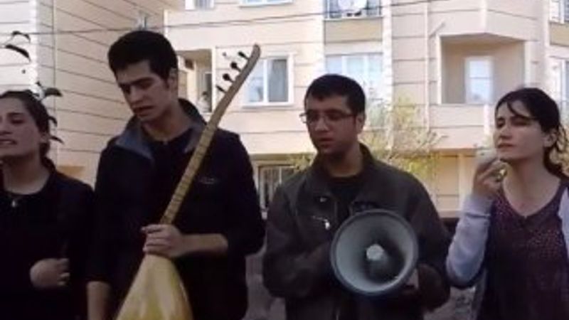 Grup Yorum teröristin mezarı başında marş okudu