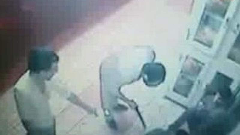 Pide çalan Suriyeli çocukları dövdüler - İZLE