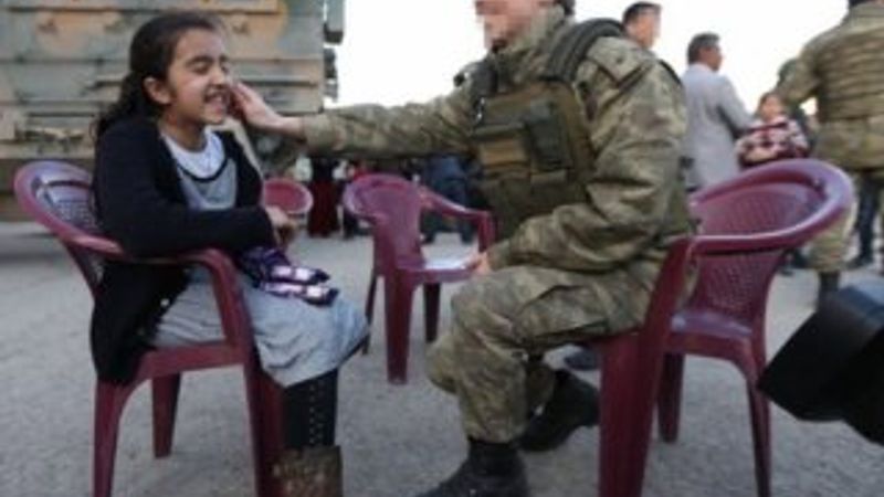 Hakkari'de kadın subaydan çocuklara destek