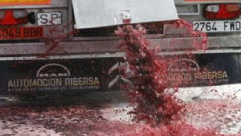 Fransız çiftçiler İspanyol şaraplarını döktü