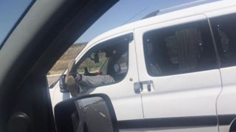 Denizli'de bir sürücü iki ayağı camda araç kullandı