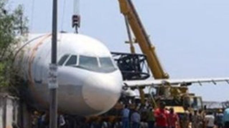 Hindistan'da vinç uçağın üzerine devrildi