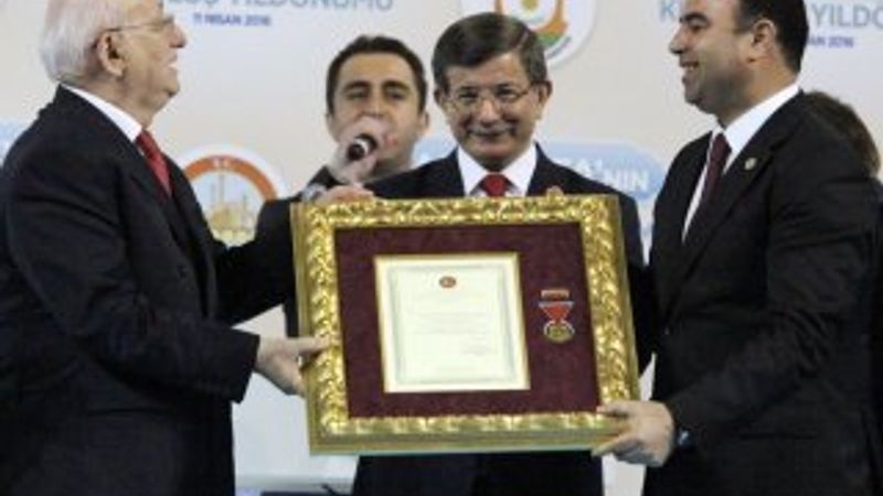 Davutoğlu Şanlıurfa'nın İstiklal Madalyası'nı takdim etti