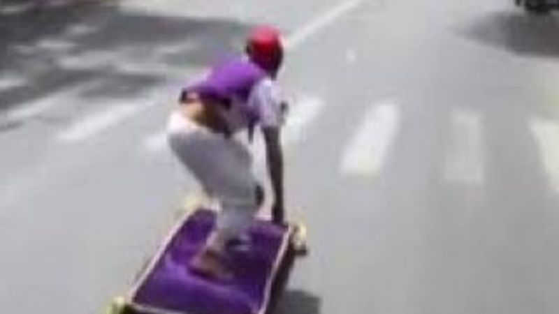 Uçan halıyla şehir turu attı İZLE