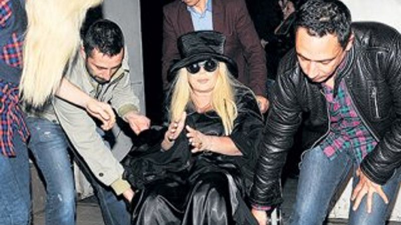 Zerrin Özer ayağa kalktı