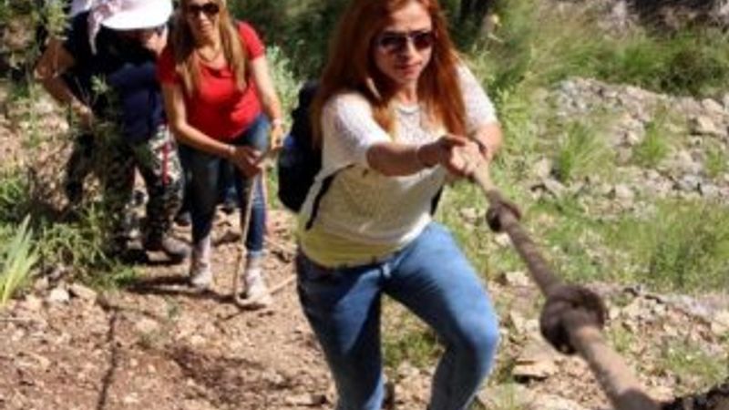 Bu yürüyüşlere erkeklerin katılması yasak