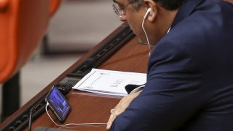 Meclis'teki vekiller Ahmet Davutoğlu'nu cepten izledi