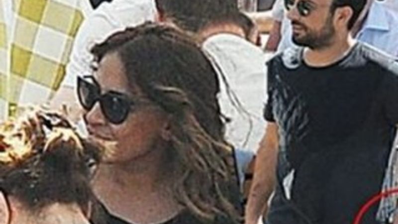 Tarkan eşi Pınar Dilek ile el ele gezdi