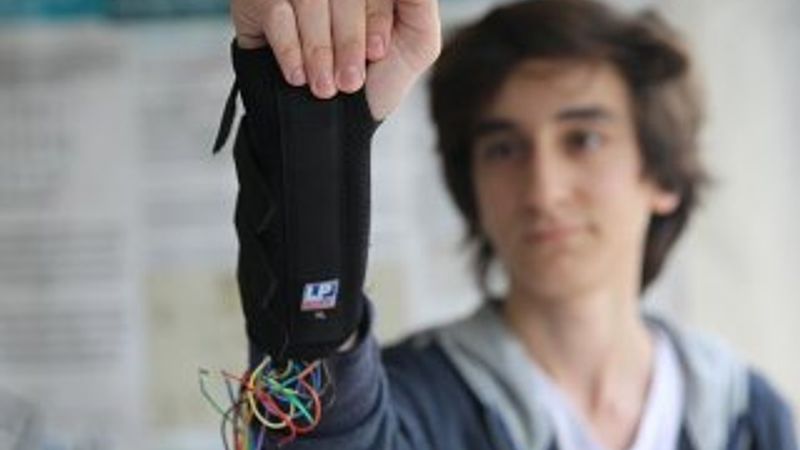 Görme engellilere okuma kolaylığı sağlayan bileklik