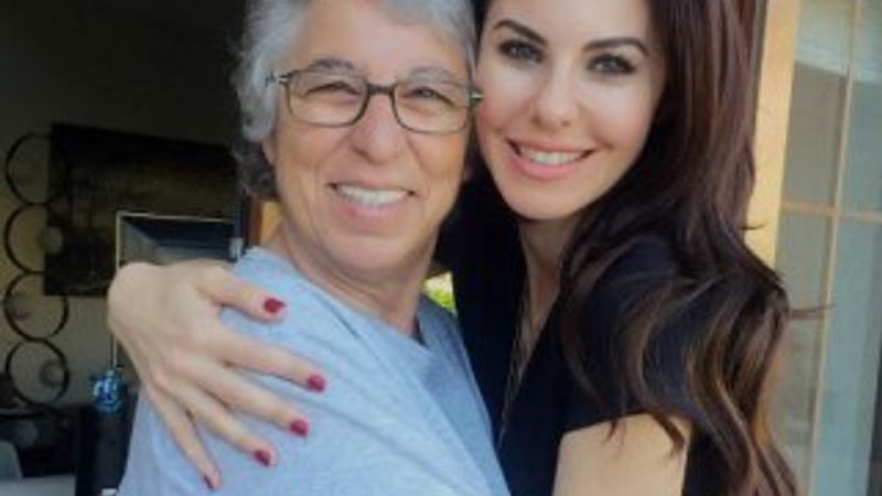 Defne Samyeli'nin annesiyle mutluluk pozu