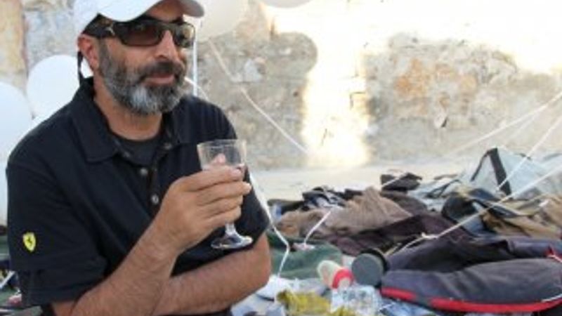 Boğulan göçmenler için deniz suyu içtiler