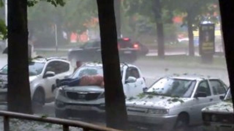 Yeni aldığı cipini doludan korumak için kaputuna yattı