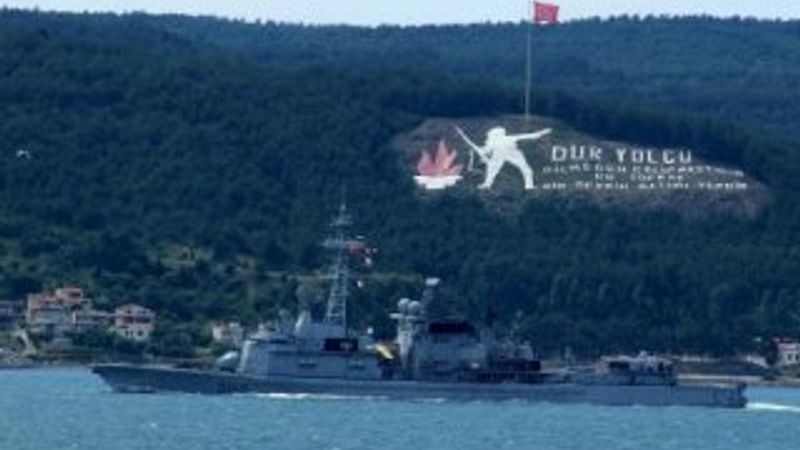 Fransız askeri gemisi Çanakkale'den geçti