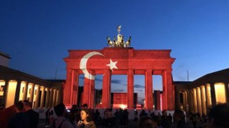 Dünya ülkelerinden Türkiye'ye kırmızı beyaz destek