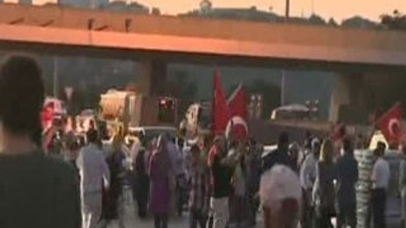 Vatandaşlar darbeye karşı Boğaziçi Köprüsü'nde buluştu