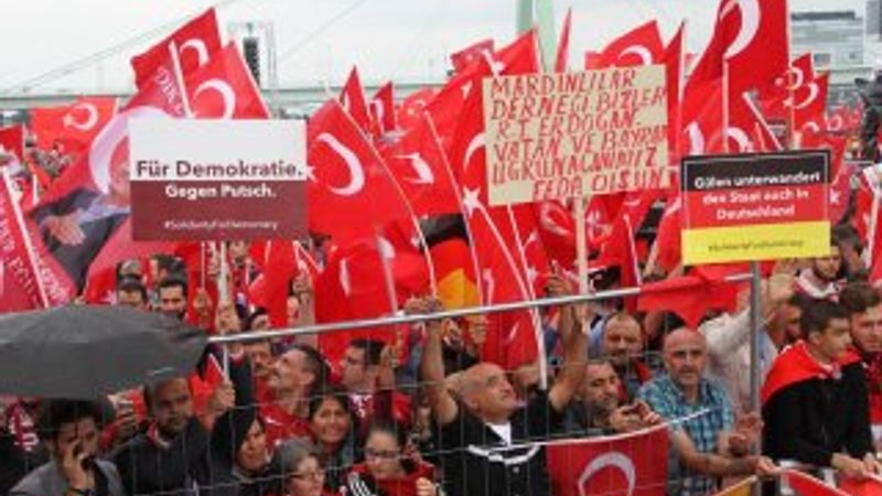 Avrupalı Türkler'den Köln'de demokrasi mitingi