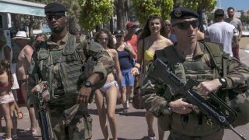 Fransa'da sahillerde asker - polis kol geziyor