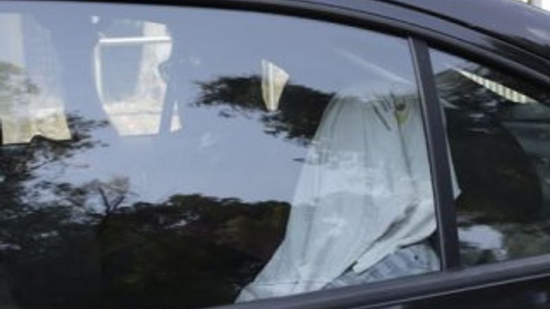 Yunanistan'a kaçan darbeci yüzünü gizledi