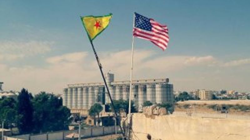 PYD'li teröristlerin karargahında ABD bayrağı