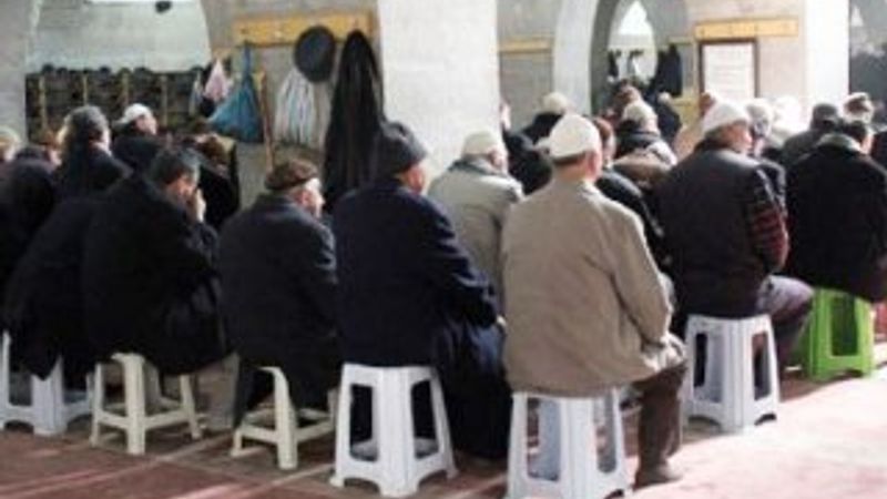 Diyanet: Sandalyede oturarak namaz kılınmaz