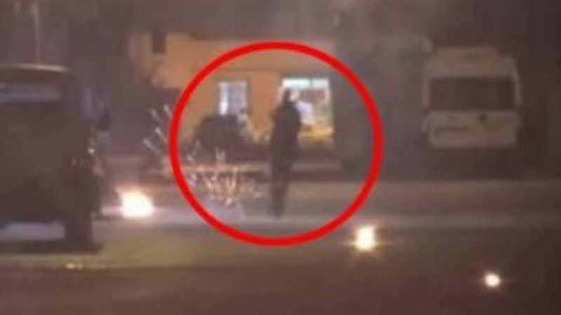 Polise molotof atarken vuruldu