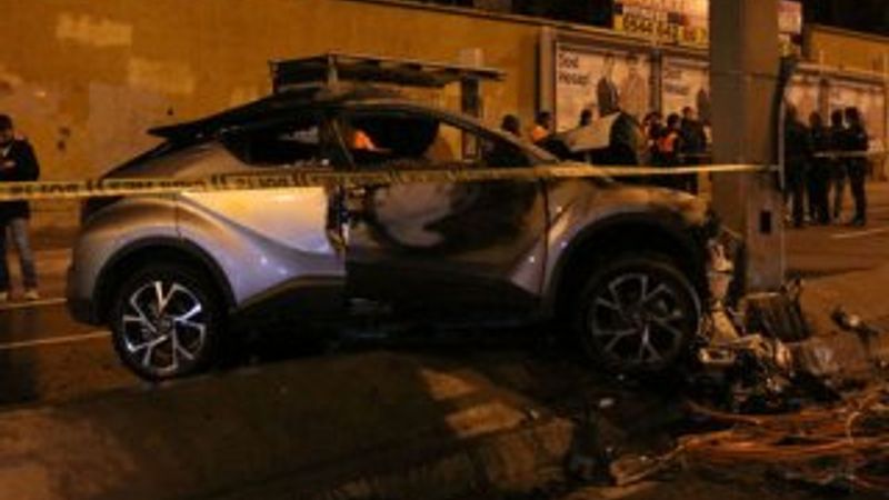 Direğe çarpan otomobilde 2 kişi yanarak can verdi