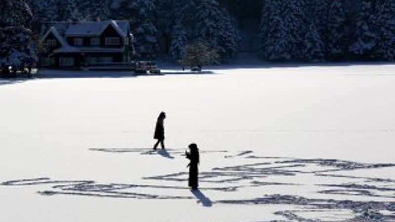 Abant Gölü üzerinde yürüyüş keyfi