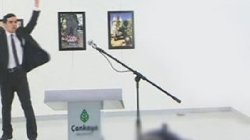 Rus Büyükelçi Andrey Karlov'un vurulduğu an