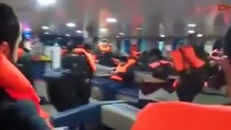 Seyir halindeki feribotun ön kapağı denize düştü