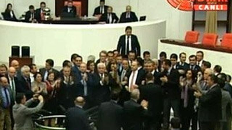 TBMM'de CHP'liler kürsüyü işgal etti