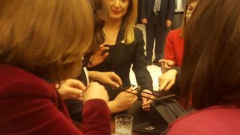 Aylin Nazlıaka kendini kürsüye kelepçeledi