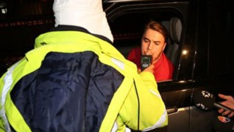 Mustafa Ceceli trafik polisinden kaçtı