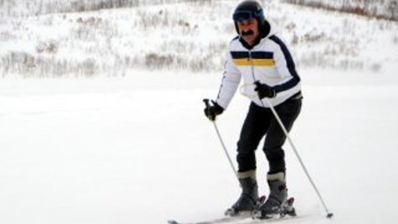 Komünist Partili Başkan ve Ovacıklılar'ın kayak keyfi