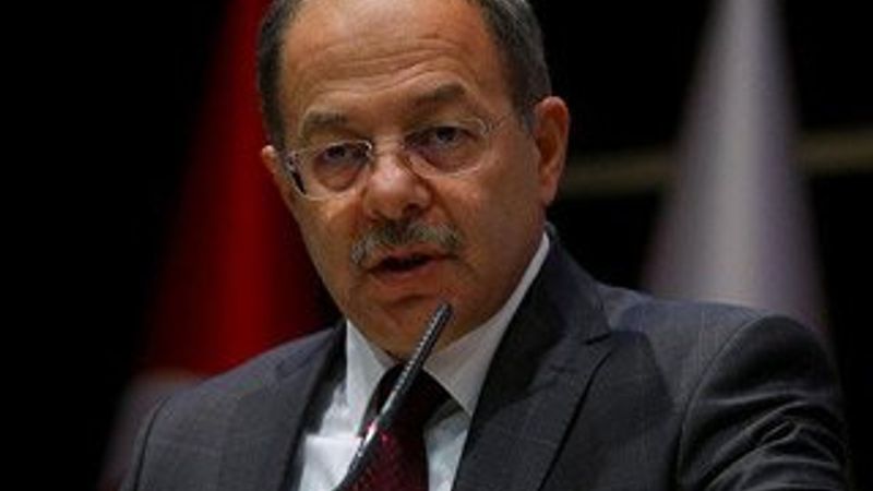 Recep Akdağ BBC muhabirine sarı çizmeleriyle cevap verdi