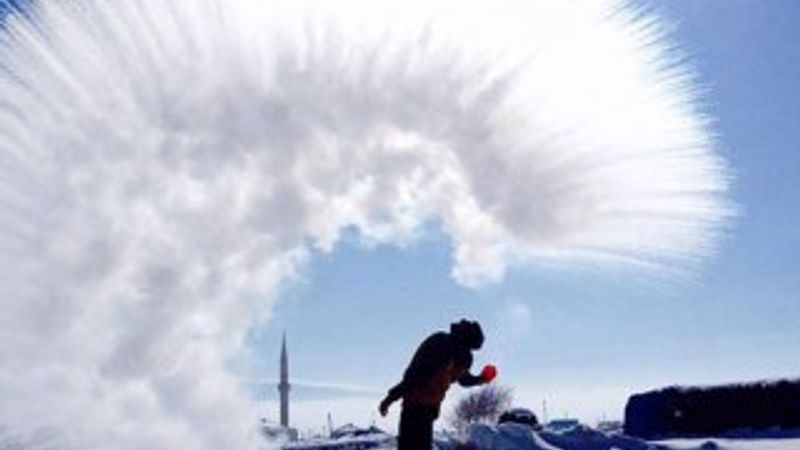 Ardahan'da havaya atılan kaynar su dondu