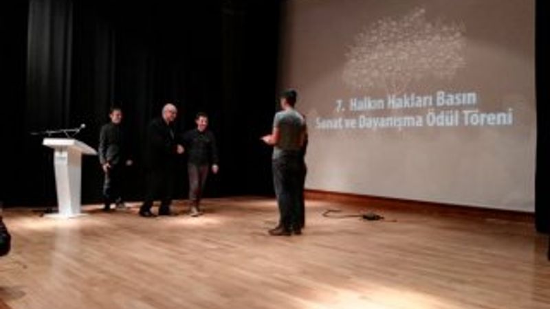 CHP'nin ev sahipliğinde PKK gazetesine ödül verildi