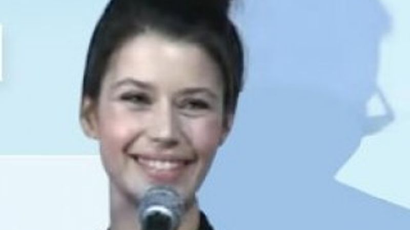 Beren Saat'e Ulusal Duruş Onur Ödülü verildi