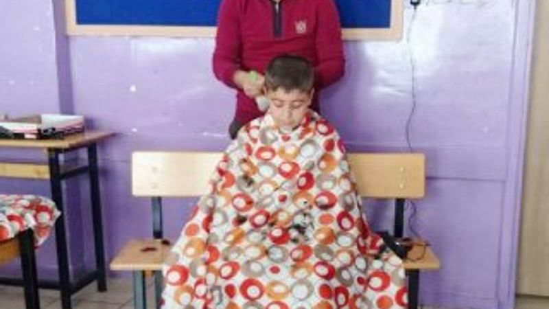 Öğrencilerini gönüllü olarak tıraş eden öğretmen