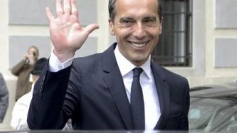 Avusturya Başbakanı'nın arabasını çektiler