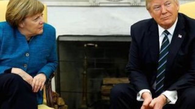 Trump Merkel'in elini sıkmadı