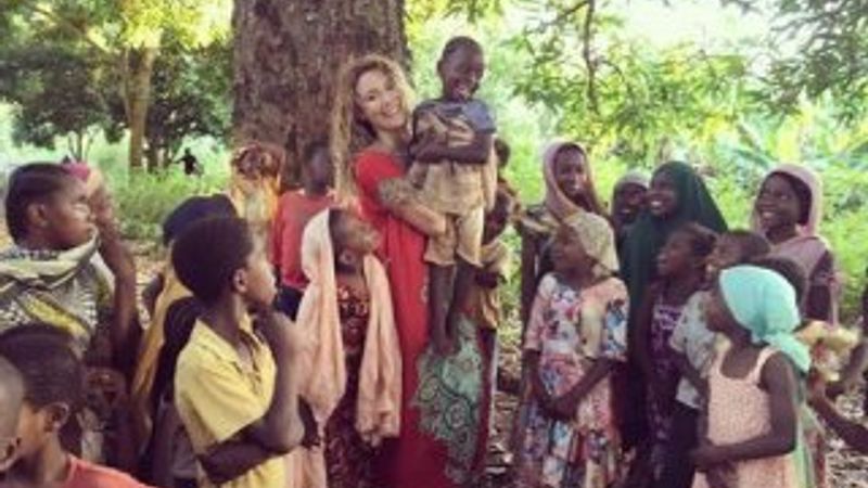 Gamze Özçelik kendini Afrikalı çocuklara adadı